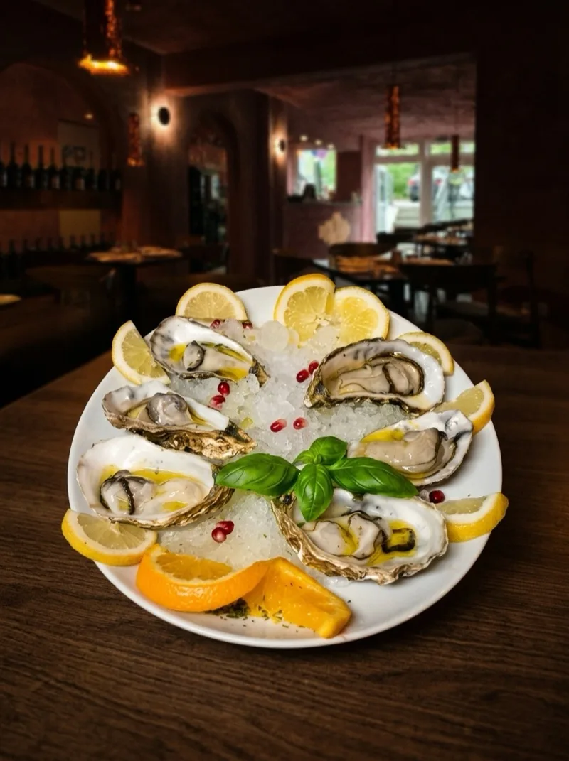 Pirouni Hamburg, frische Austern auf Eis mit Zitrone, griechisches Restaurant
